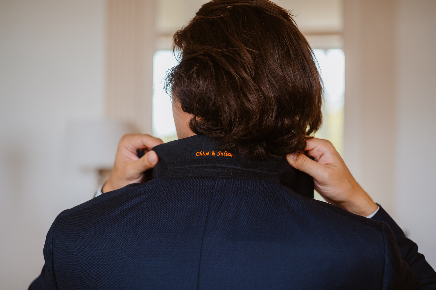 reportage photo préparatifs costume marié — Château de la Forêt au Cellier