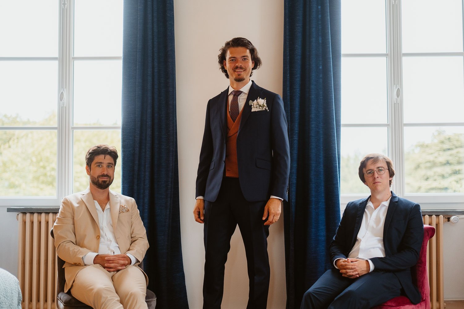 reportage photo préparatifs costume marié — Château de la Forêt au Cellier