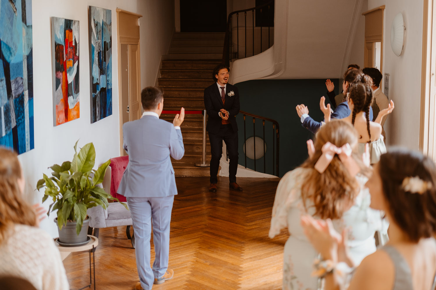 reportage photo préparatifs costume marié — Château de la Forêt au Cellier