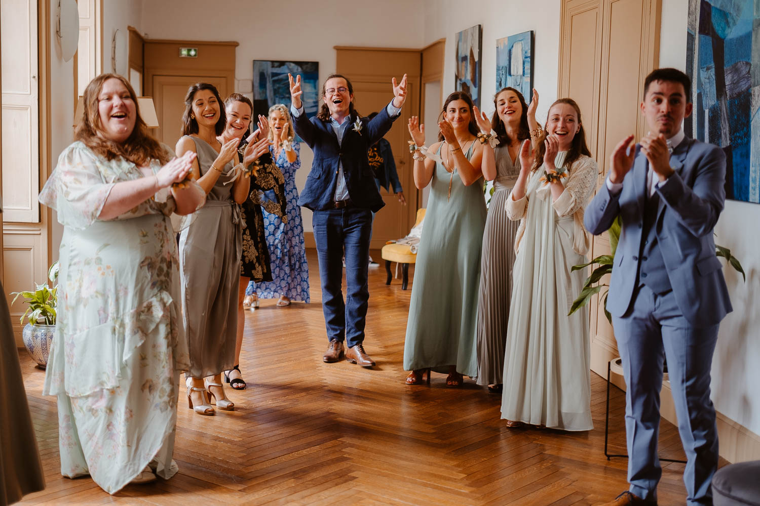 reportage photo préparatifs costume marié — Château de la Forêt au Cellier