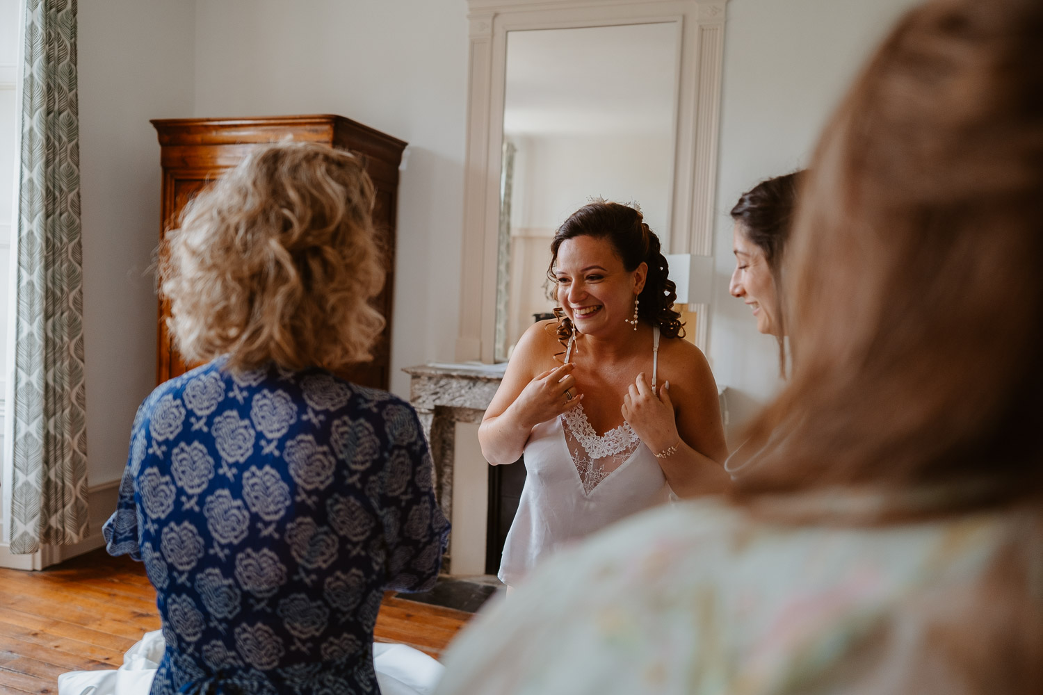 reportage photo préparatifs robe mariée — Château de la Forêt au Cellier