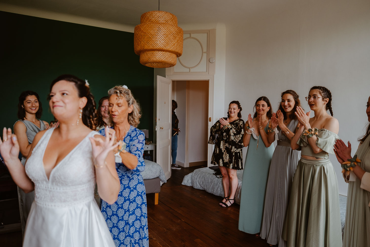 reportage photo préparatifs robe mariée — Château de la Forêt au Cellier
