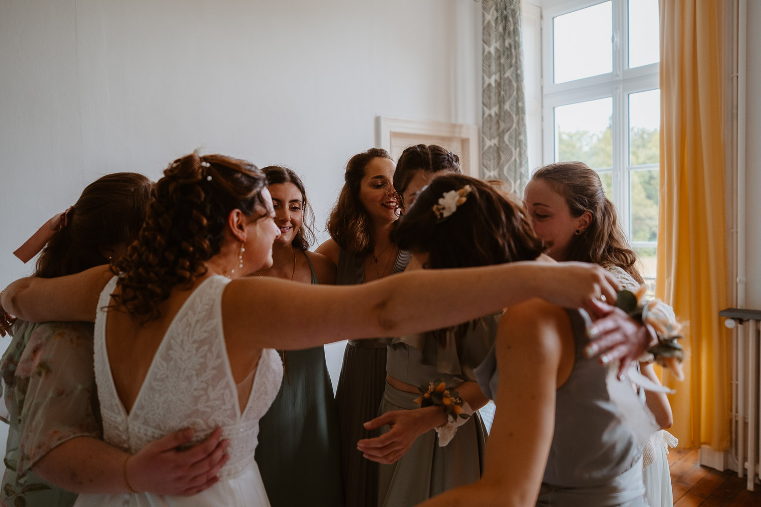 reportage photo préparatifs robe mariée — Château de la Forêt au Cellier