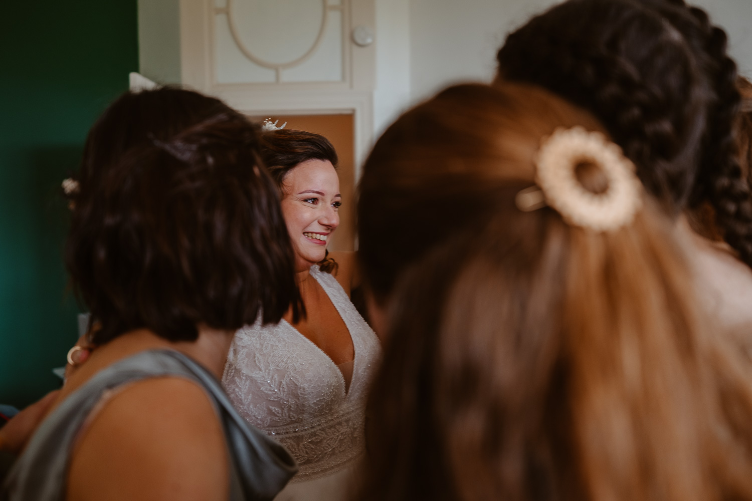 reportage photo préparatifs robe mariée — Château de la Forêt au Cellier
