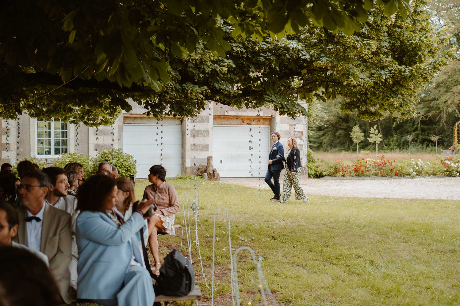 reportage photo mariage lifestyle cérémonie laïque — Château de la Forêt au Cellier