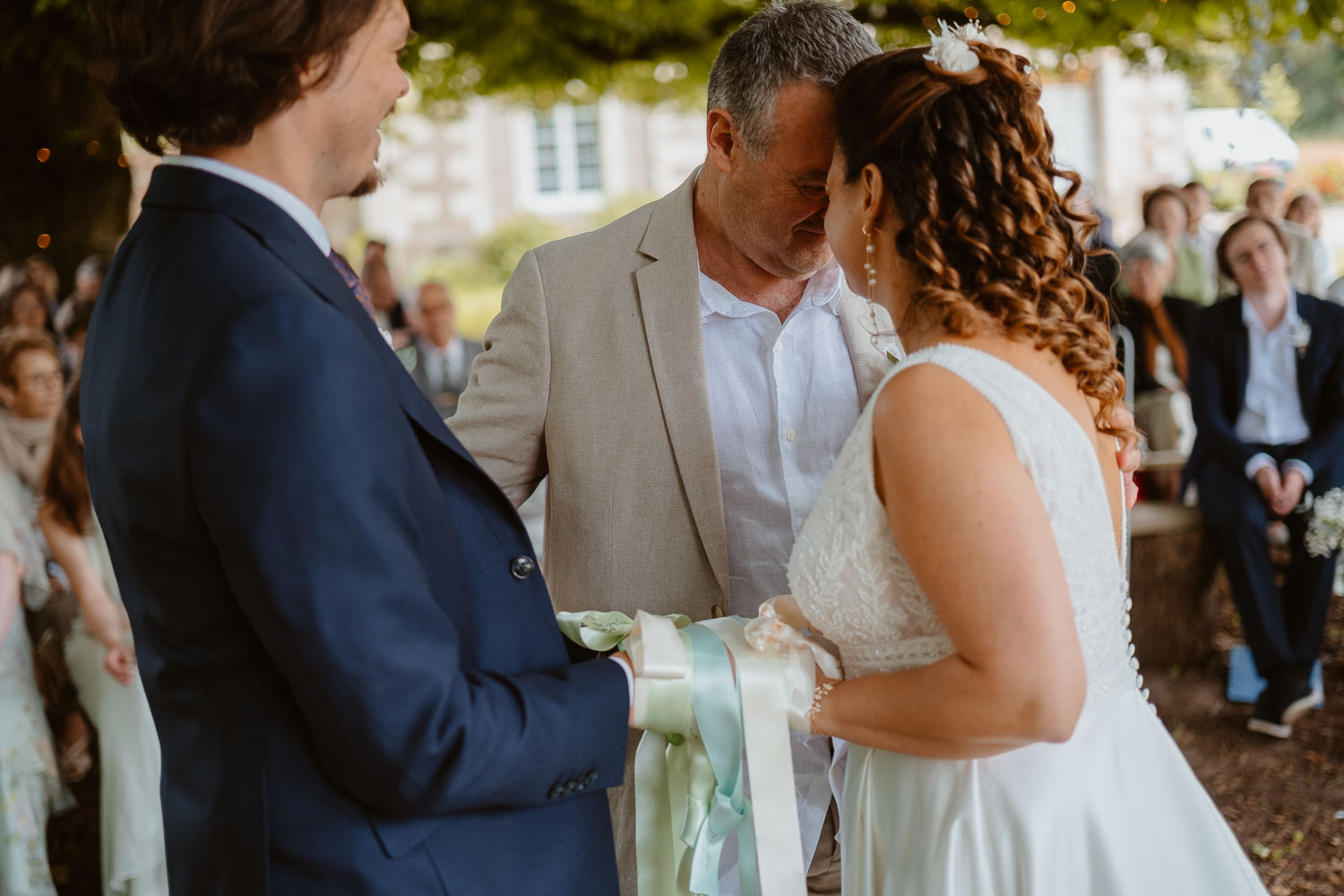 reportage photo mariage lifestyle cérémonie laïque — Château de la Forêt au Cellier
