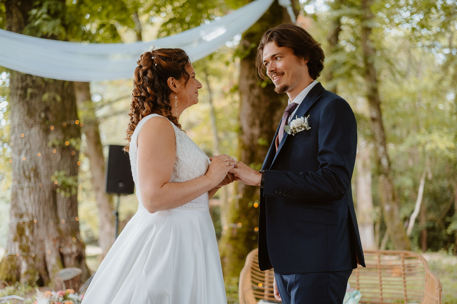 reportage photo mariage lifestyle cérémonie laïque — Château de la Forêt au Cellier