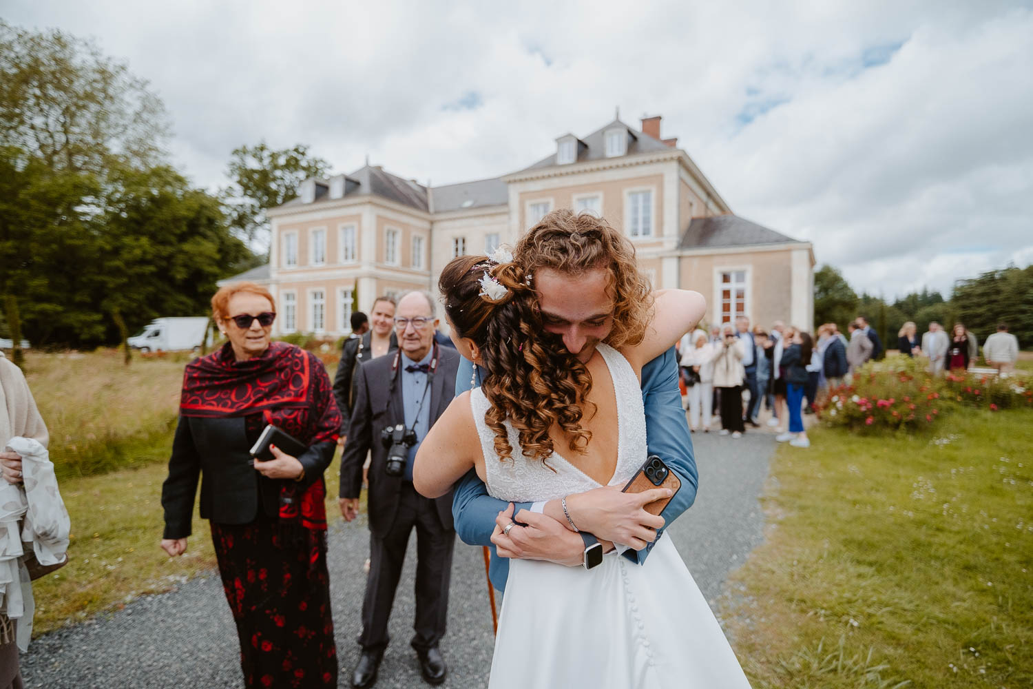 reportage photo lifestyle mariage été — Château de la Forêt au Cellier