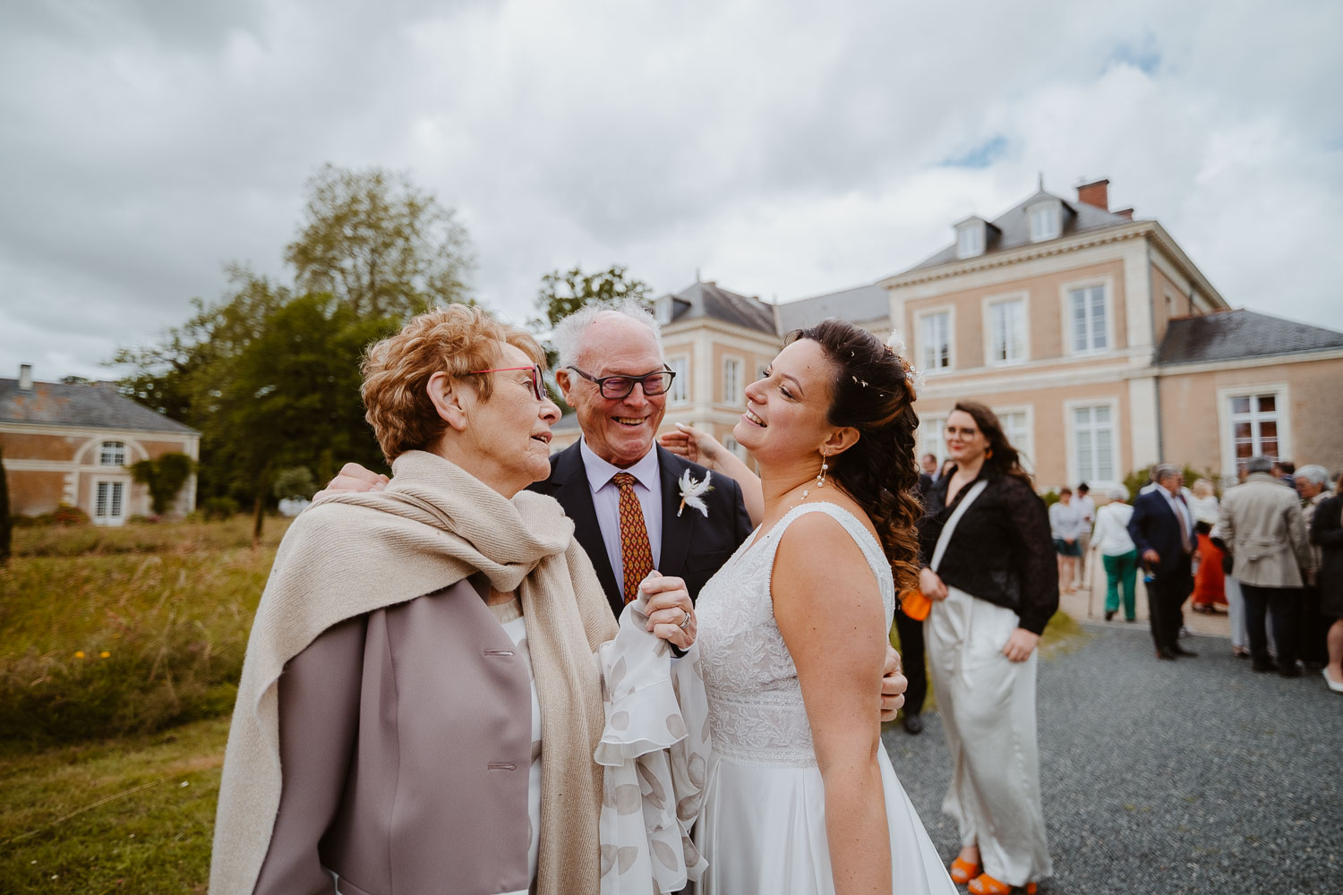 reportage photo lifestyle mariage été — Château de la Forêt au Cellier