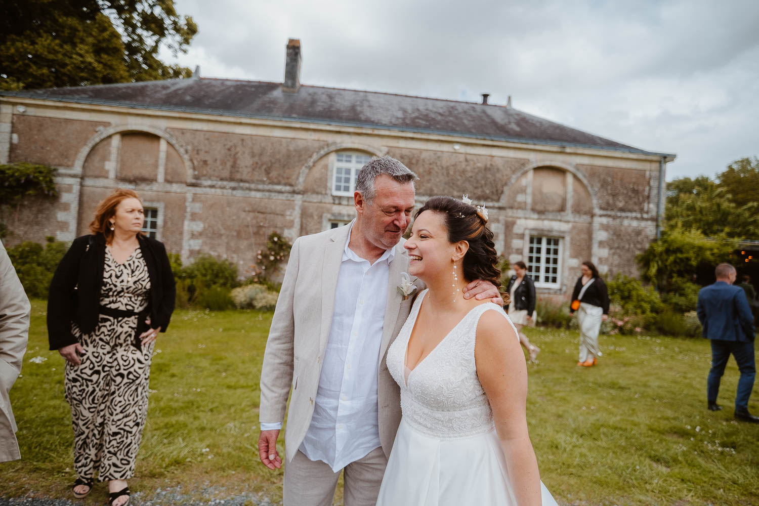 reportage photo lifestyle mariage été — Château de la Forêt au Cellier