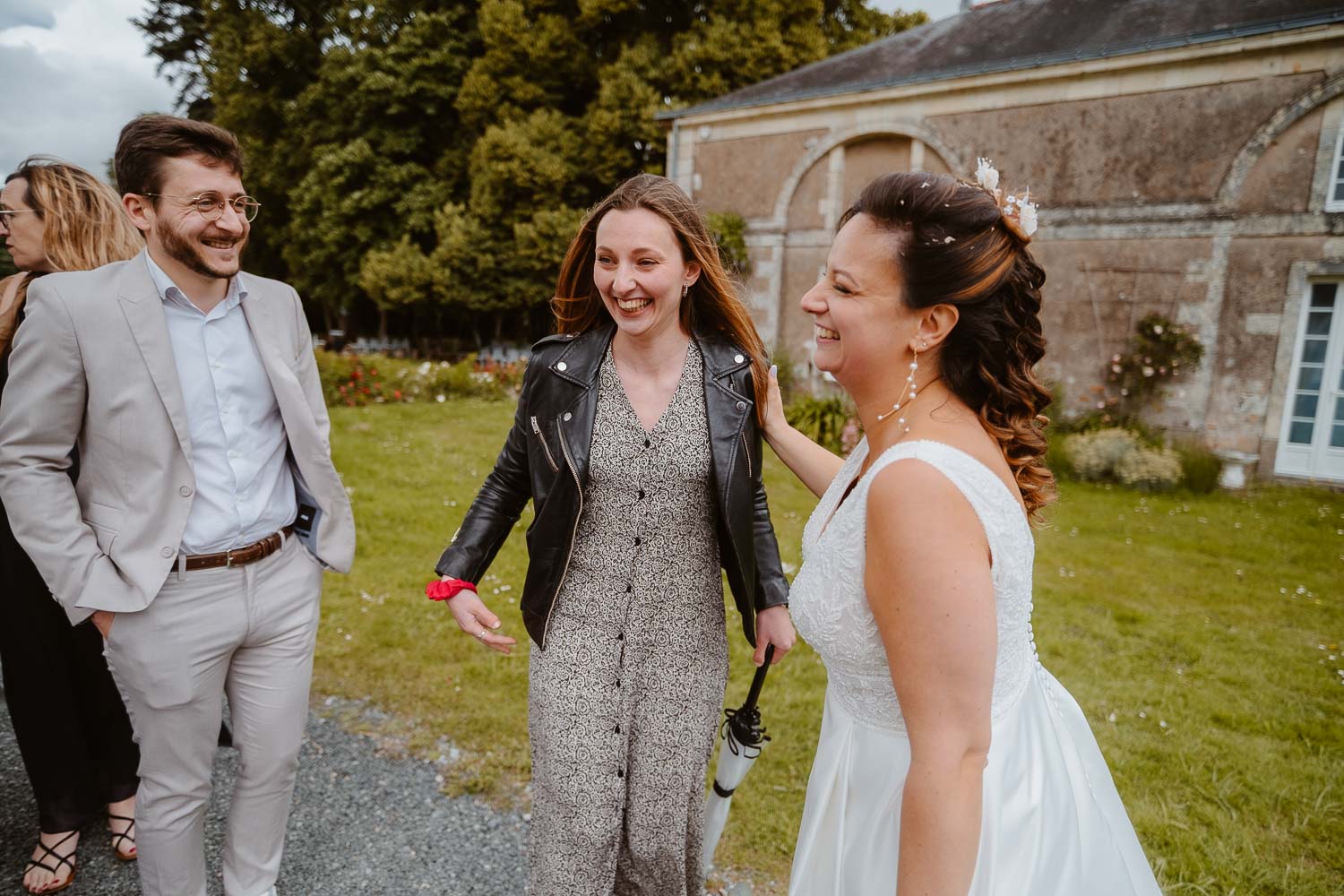 reportage photo lifestyle mariage été — Château de la Forêt au Cellier