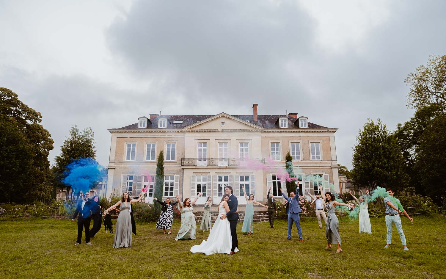 reportage photo groupe fun & fumigènes mariage— Château de la Forêt au Cellier