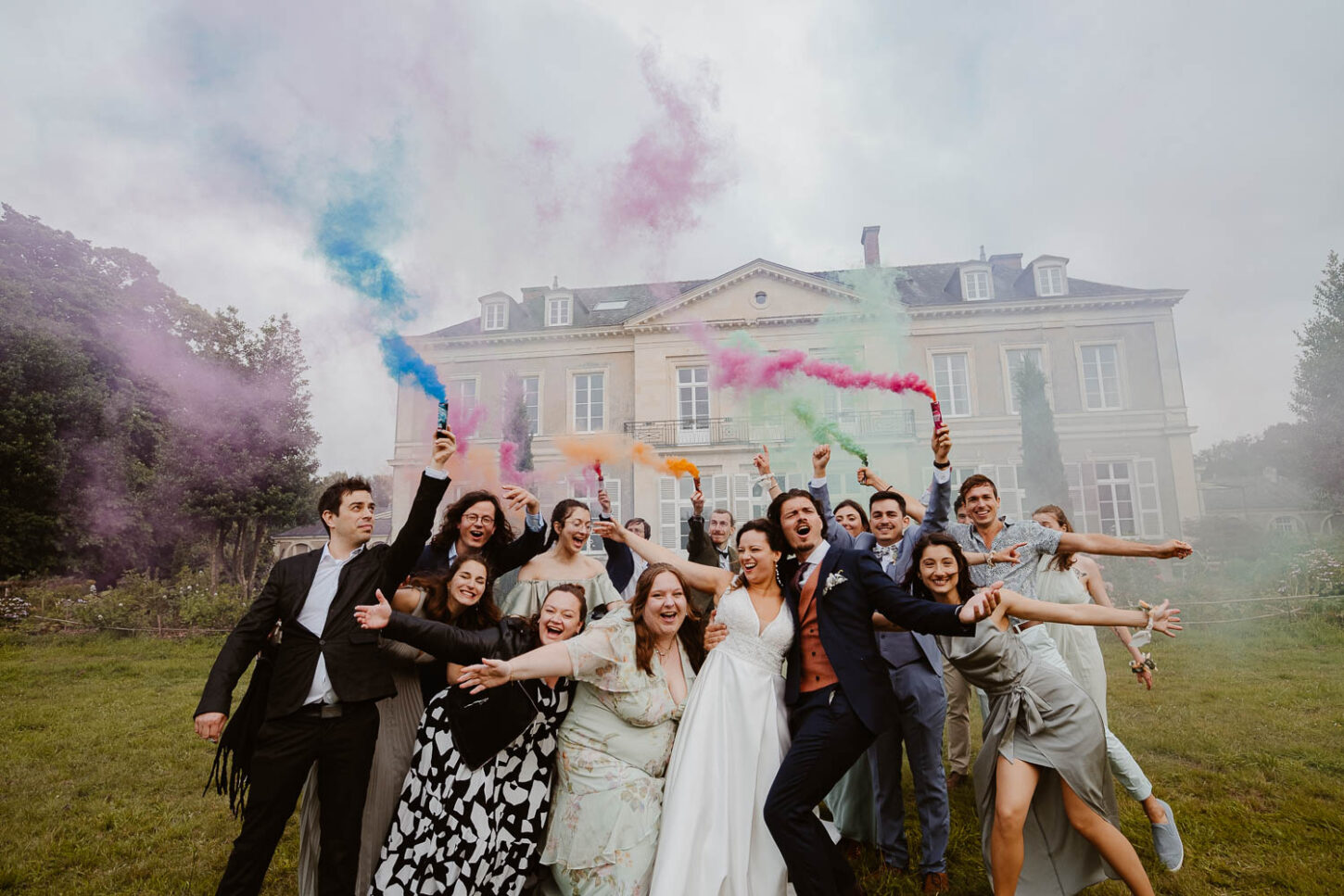 reportage photo groupe fun & fumigènes mariage— Château de la Forêt au Cellier