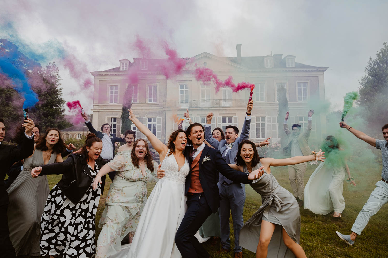 reportage photo groupe fun & fumigènes mariage— Château de la Forêt au Cellier
