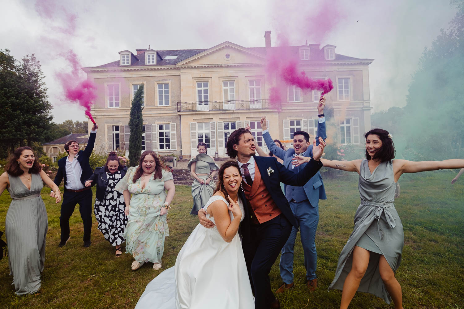 reportage photo groupe fun & fumigènes mariage— Château de la Forêt au Cellier