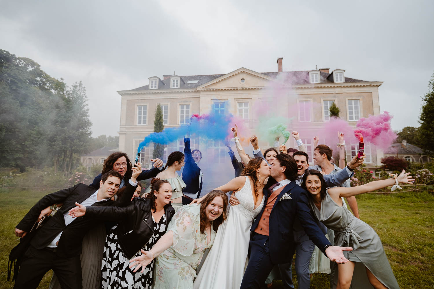 reportage photo groupe fun & fumigènes mariage— Château de la Forêt au Cellier