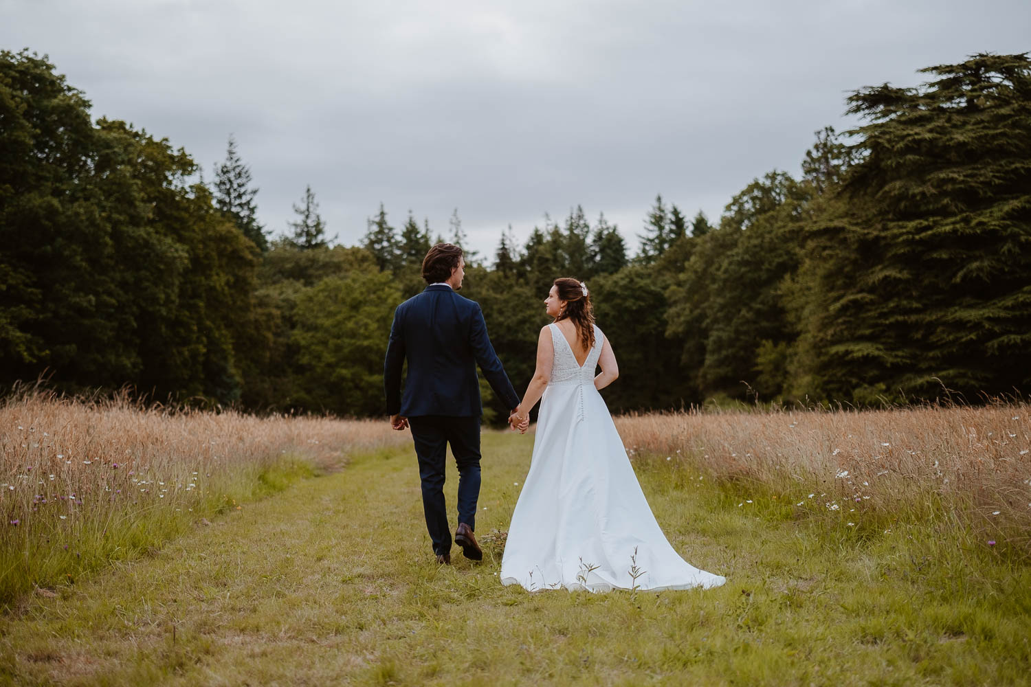 séance photo couple jeunes mariés — Château de la Forêt au Cellier