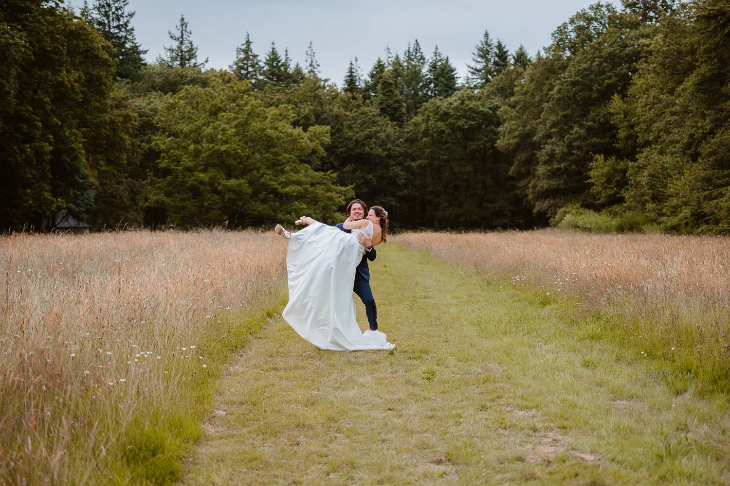 séance photo couple jeunes mariés — Château de la Forêt au Cellier