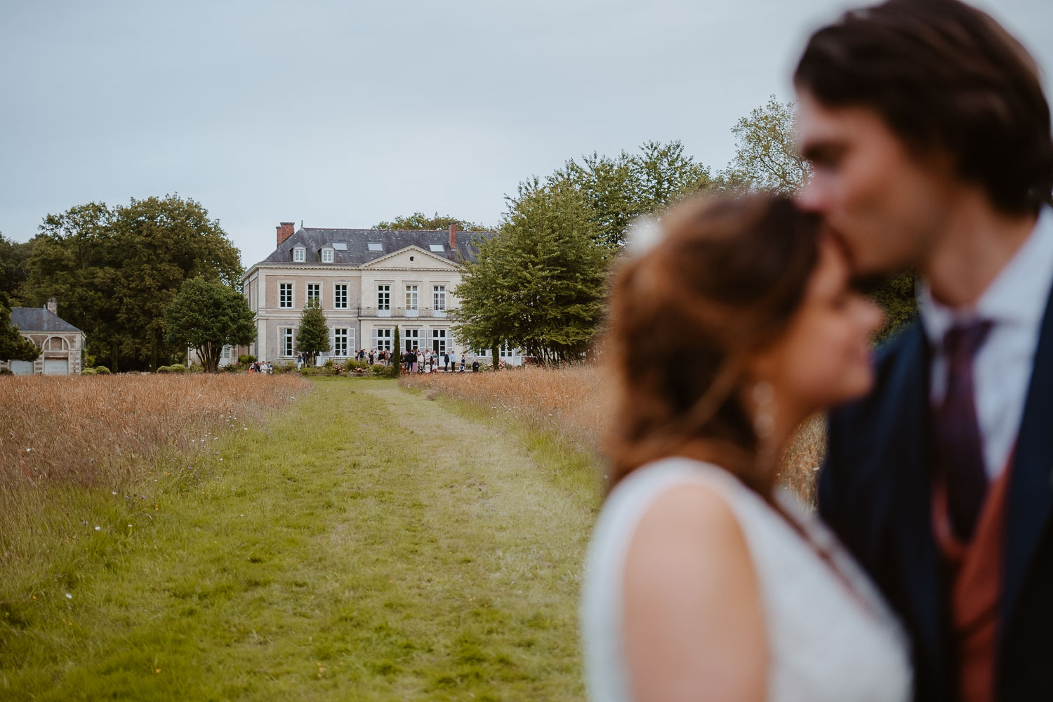 séance photo couple jeunes mariés — Château de la Forêt au Cellier