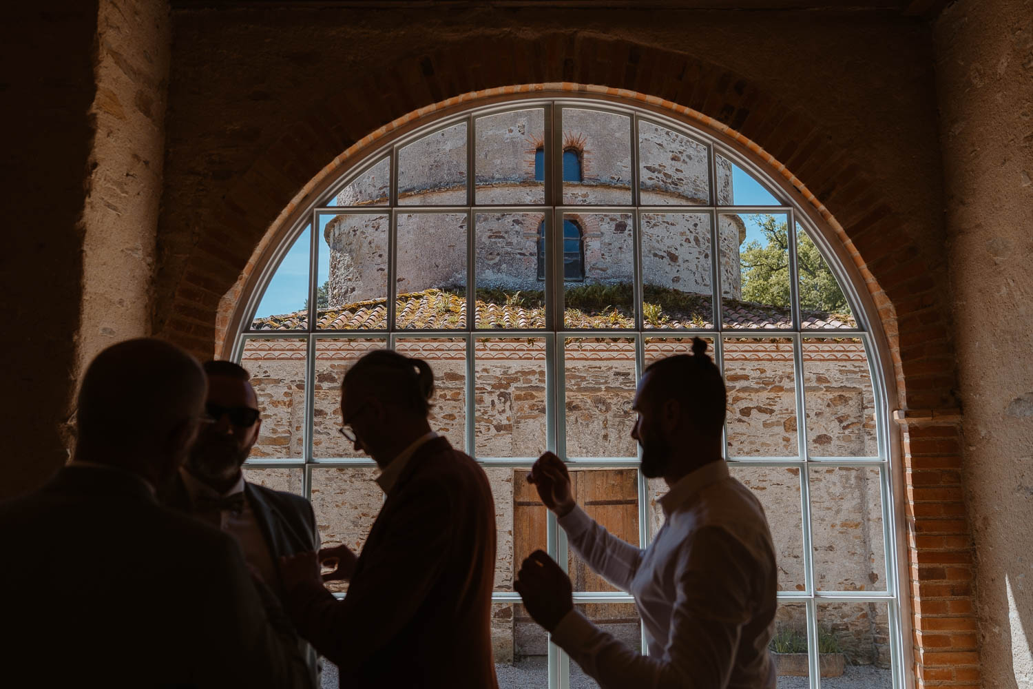 reportage photo préparatifs costume marié — Château du Coing à Saint Fiacre sur Maine