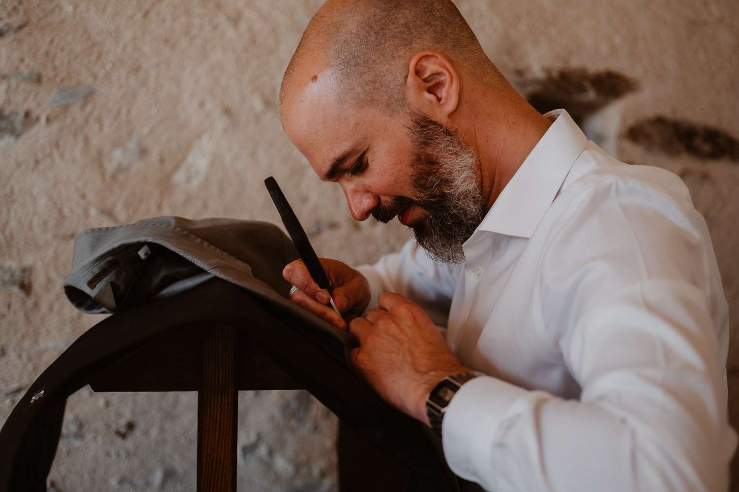 reportage photo préparatifs costume marié — Château du Coing à Saint Fiacre sur Maine
