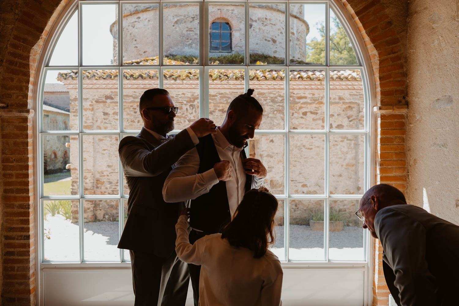 reportage photo préparatifs costume marié — Château du Coing à Saint Fiacre sur Maine