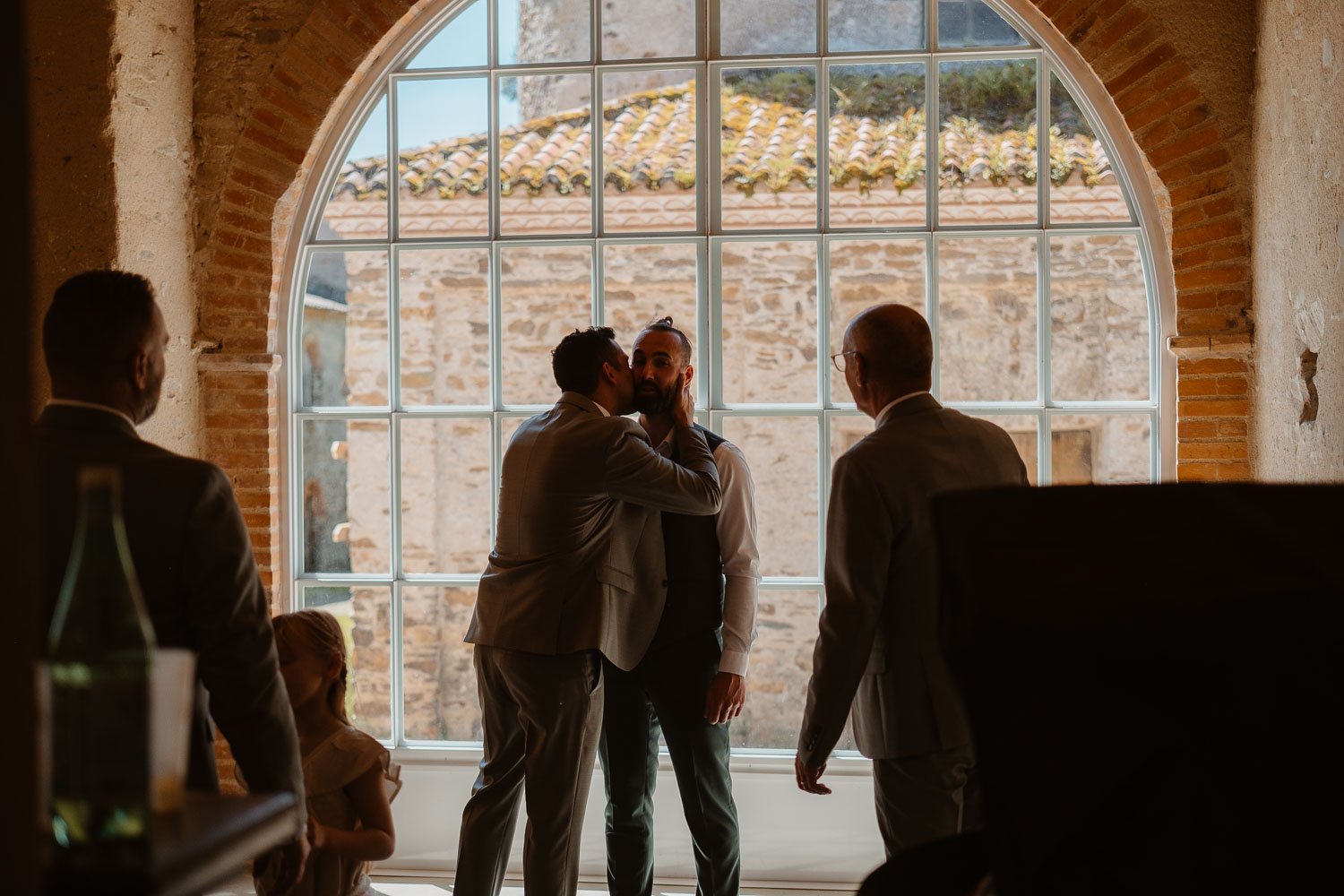 reportage photo préparatifs costume marié — Château du Coing à Saint Fiacre sur Maine