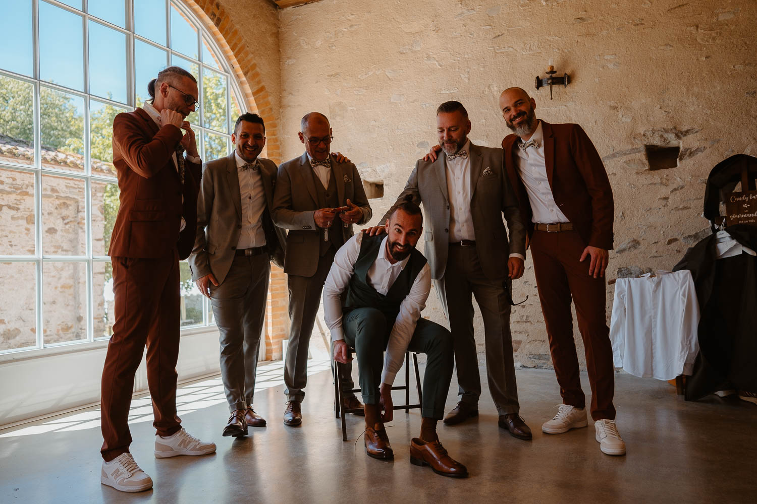 reportage photo préparatifs costume marié — Château du Coing à Saint Fiacre sur Maine