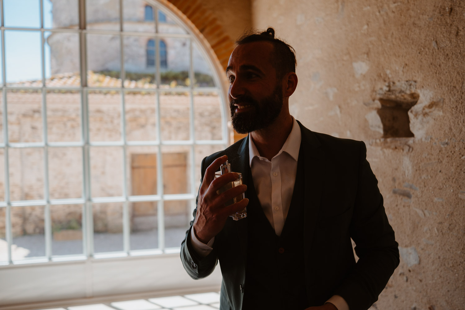 reportage photo préparatifs costume marié — Château du Coing à Saint Fiacre sur Maine