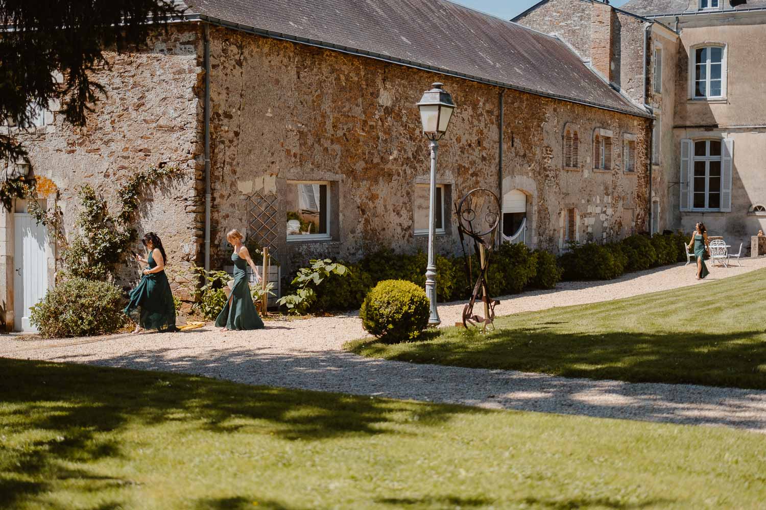 reportage photo lifestyle mariage printemps — Château du Coing à Saint Fiacre sur Maine