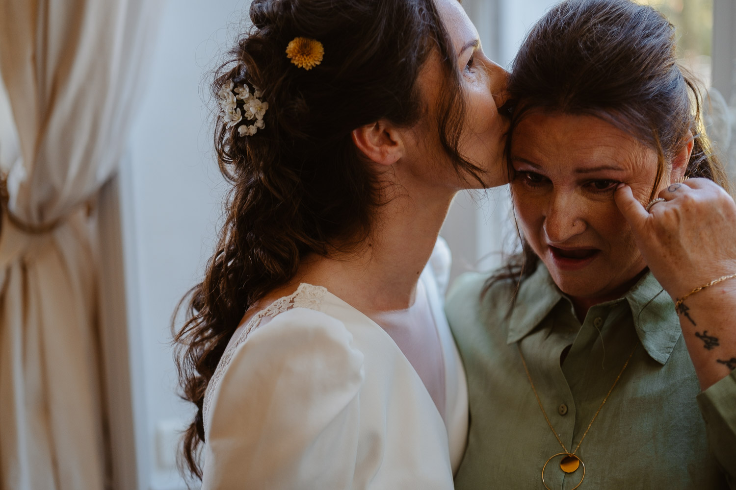 reportage photo préparatifs robe mariée — Château du Coing à Saint Fiacre sur Maine