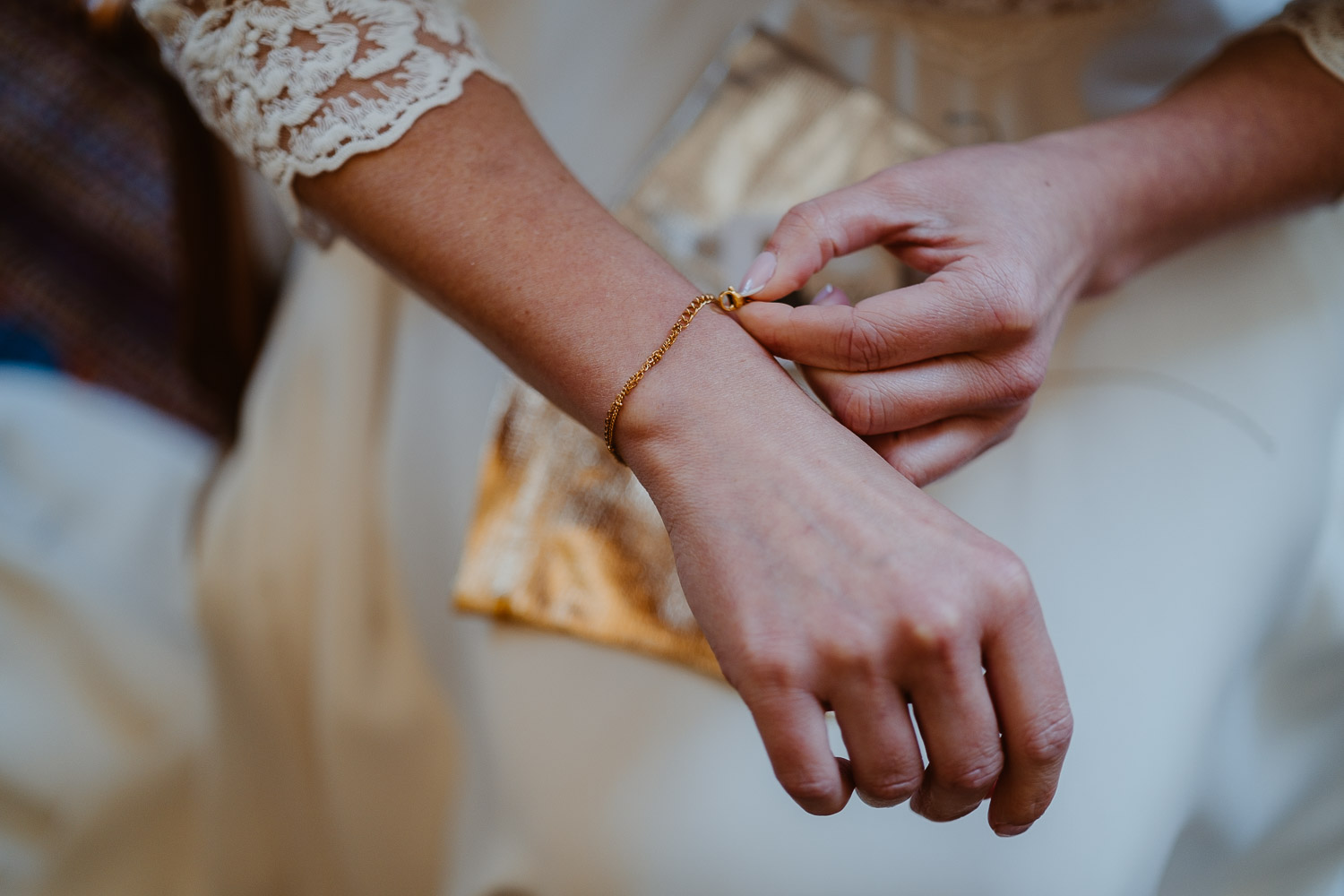 reportage photo préparatifs robe mariée — Château du Coing à Saint Fiacre sur Maine