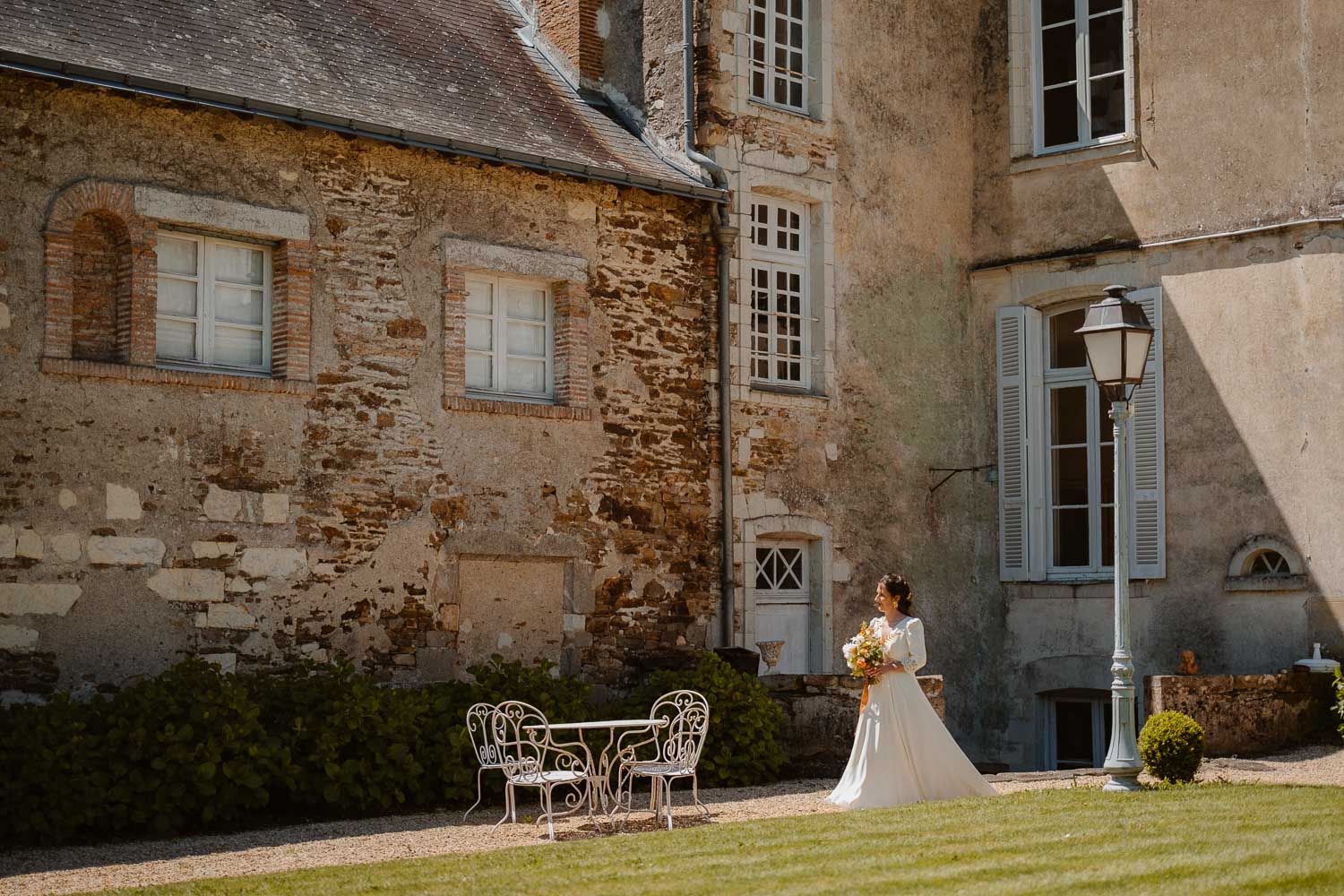 reportage photo lifestyle mariage printemps — Château du Coing à Saint Fiacre sur Maine
