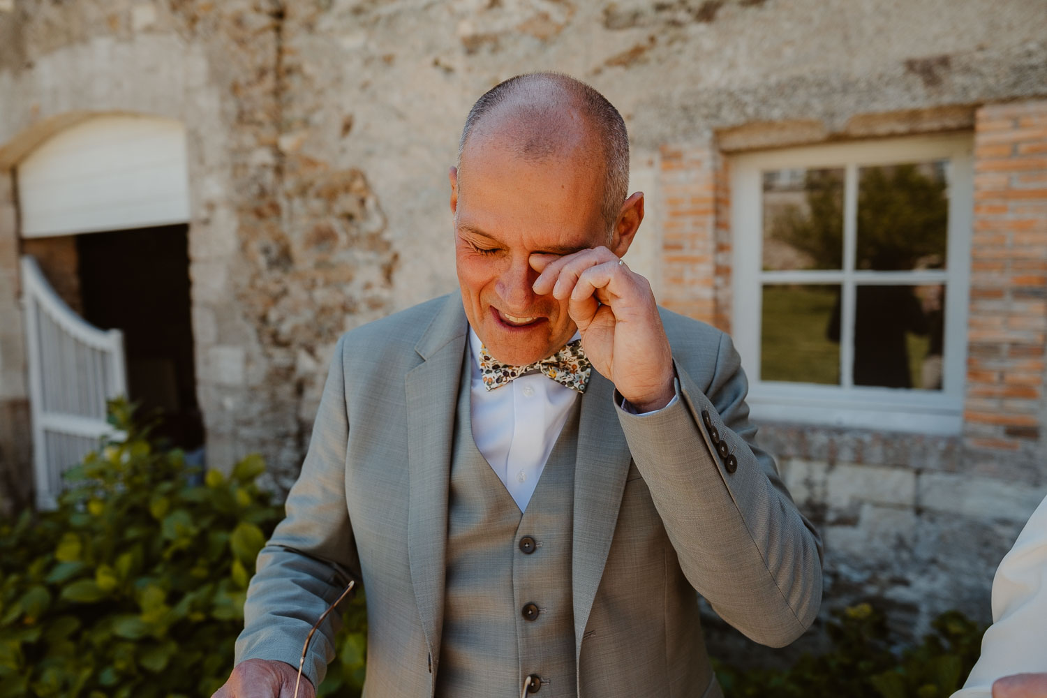 reportage photo lifestyle mariage printemps — Château du Coing à Saint Fiacre sur Maine