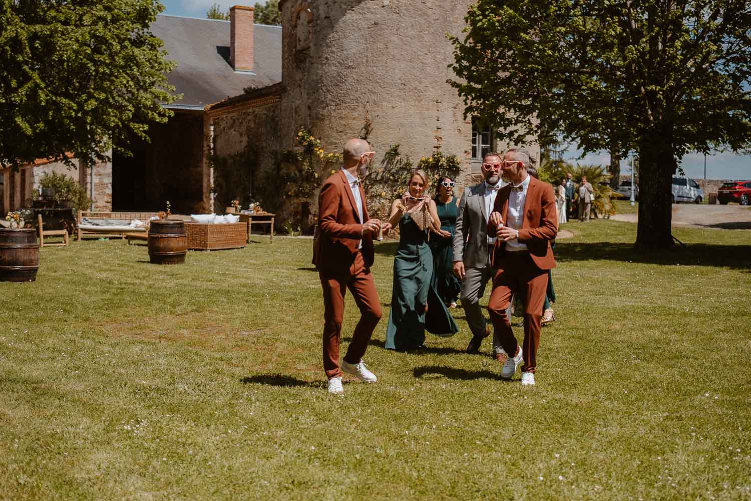 reportage photo lifestyle mariage printemps — Château du Coing à Saint Fiacre sur Maine