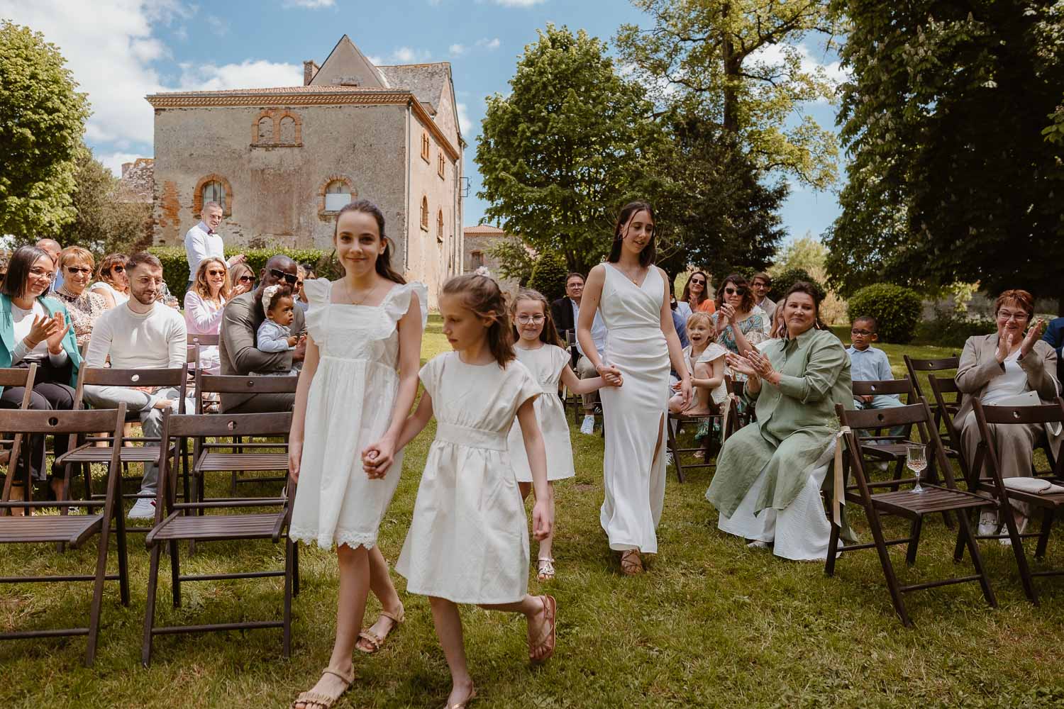 reportage photo mariage lifestyle cérémonie laïque — Château du Coing à Saint Fiacre sur Maine