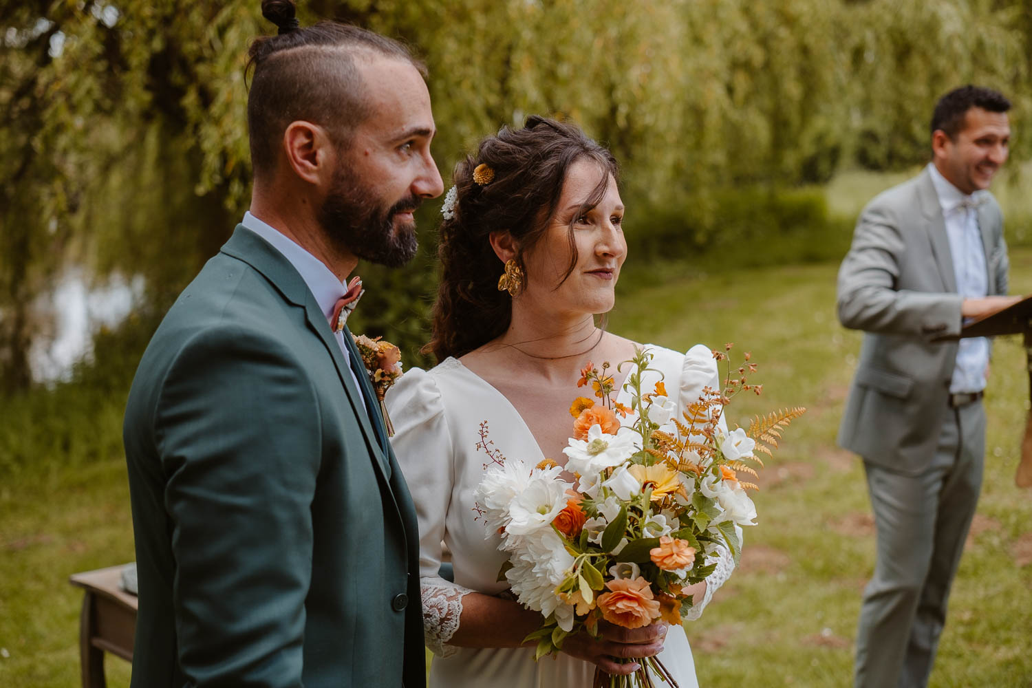 reportage photo mariage lifestyle cérémonie laïque — Château du Coing à Saint Fiacre sur Maine