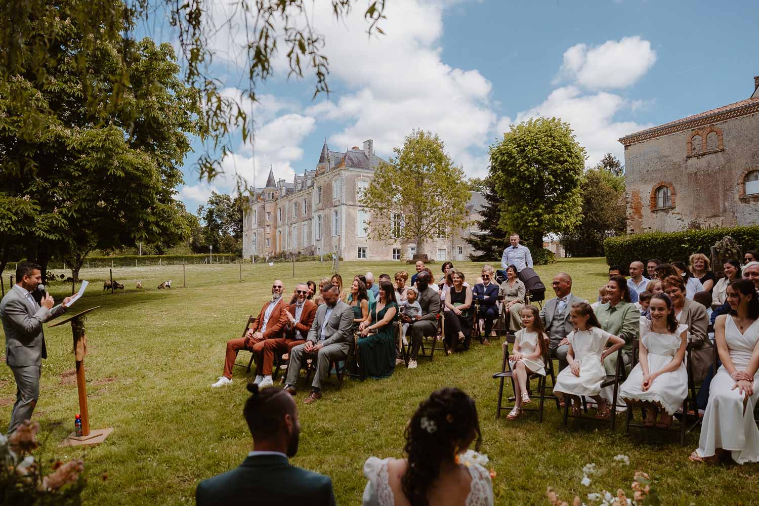 reportage photo mariage lifestyle cérémonie laïque — Château du Coing à Saint Fiacre sur Maine