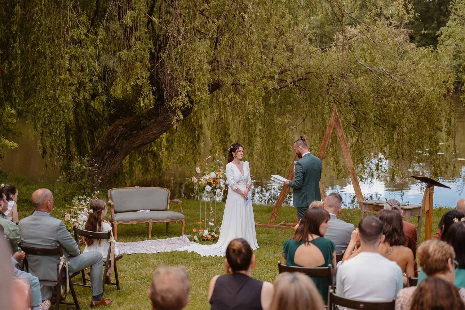 reportage photo mariage lifestyle cérémonie laïque — Château du Coing à Saint Fiacre sur Maine