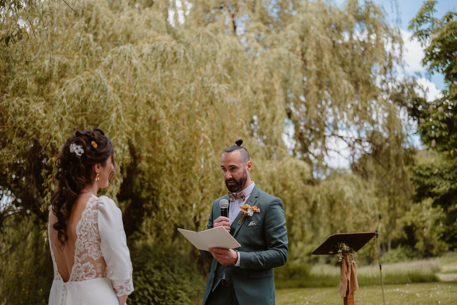 reportage photo mariage lifestyle cérémonie laïque — Château du Coing à Saint Fiacre sur Maine
