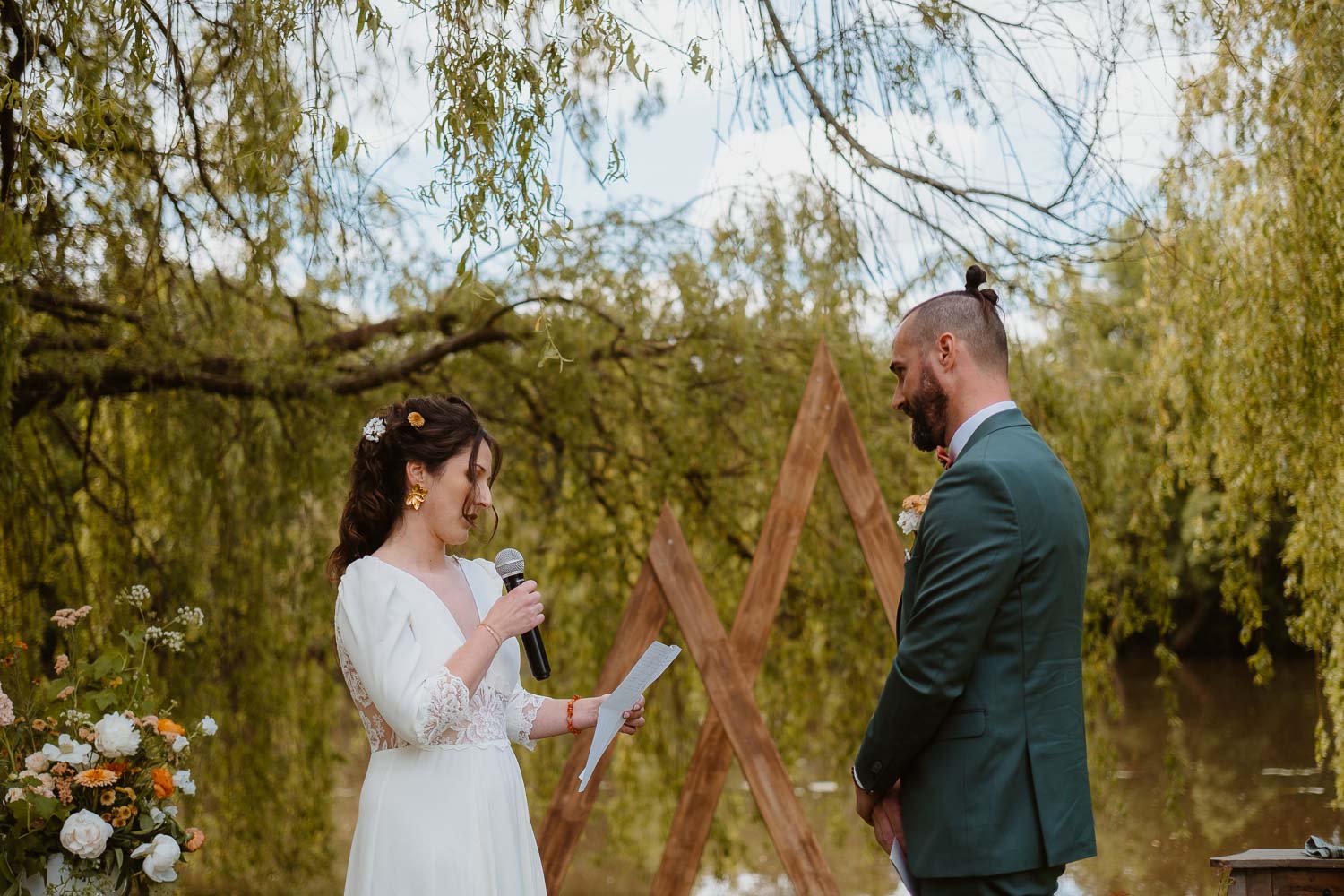 reportage photo mariage lifestyle cérémonie laïque — Château du Coing à Saint Fiacre sur Maine