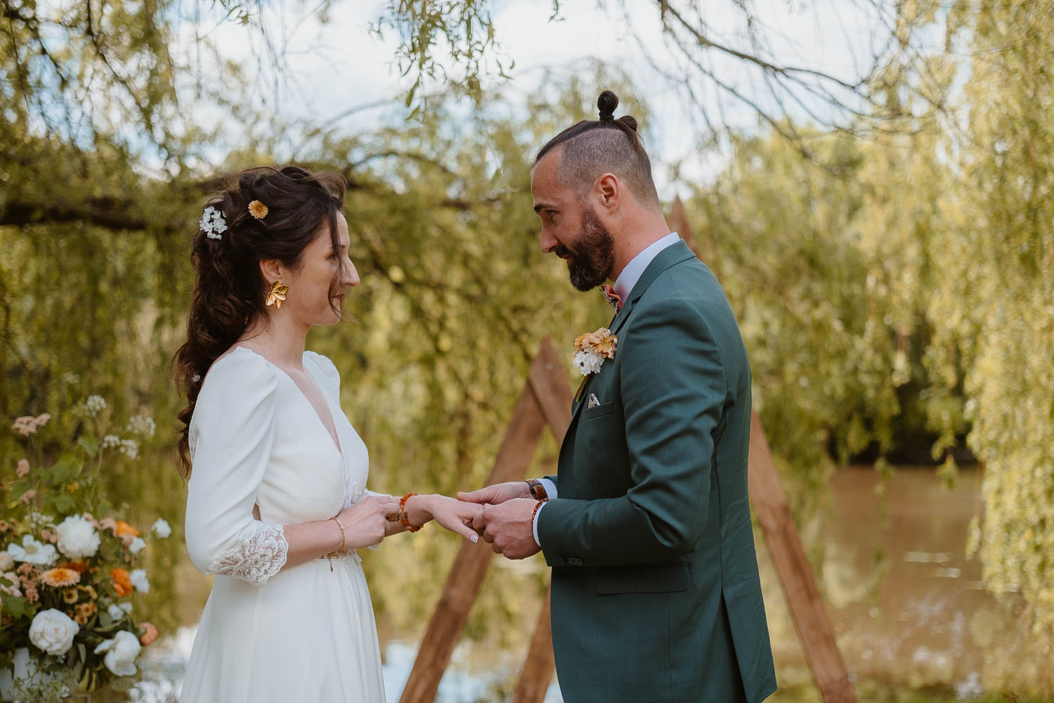 reportage photo mariage lifestyle cérémonie laïque — Château du Coing à Saint Fiacre sur Maine