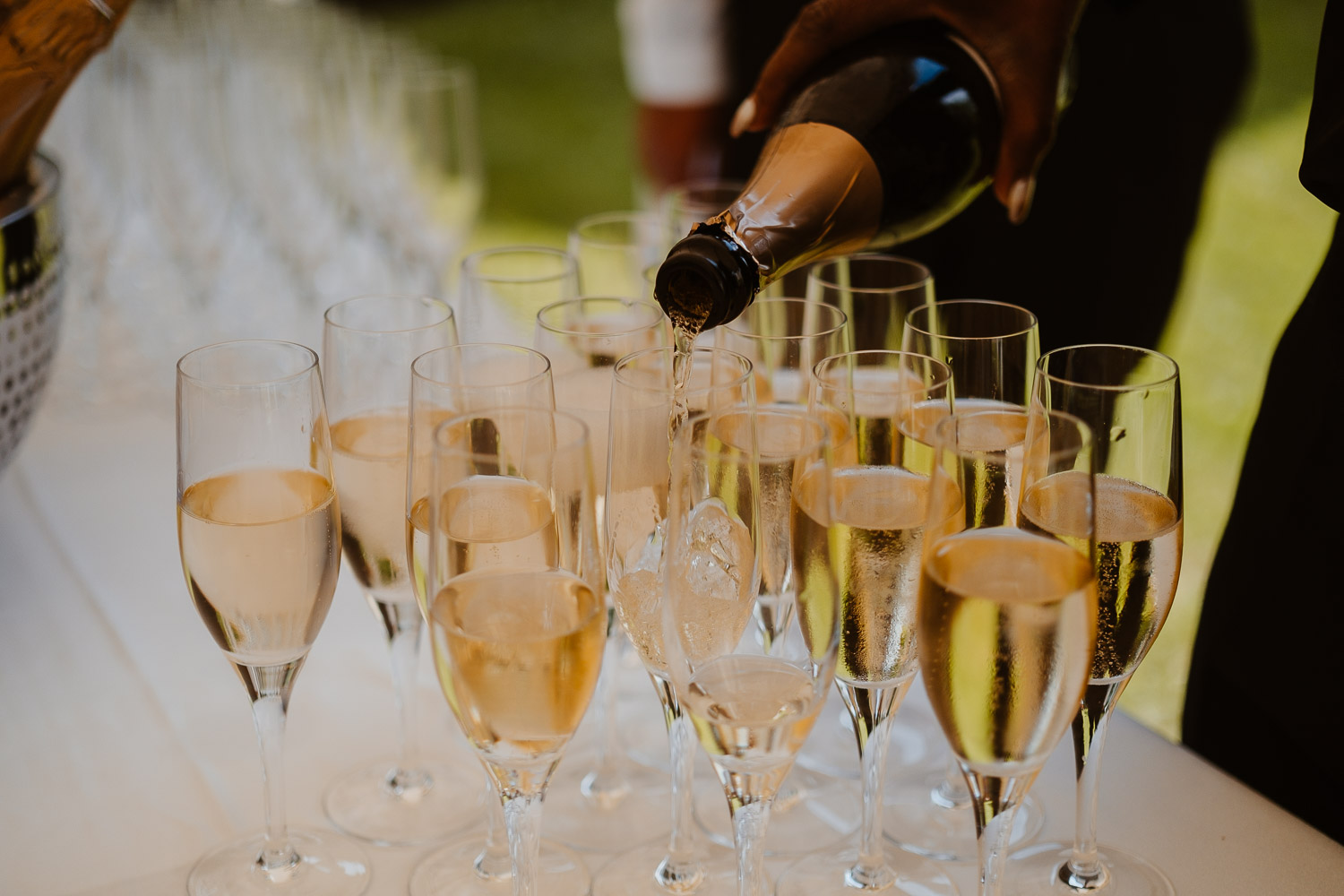 reportage photo lifestyle instants de vie cocktail mariage— Château du Coing à Saint Fiacre sur Maine