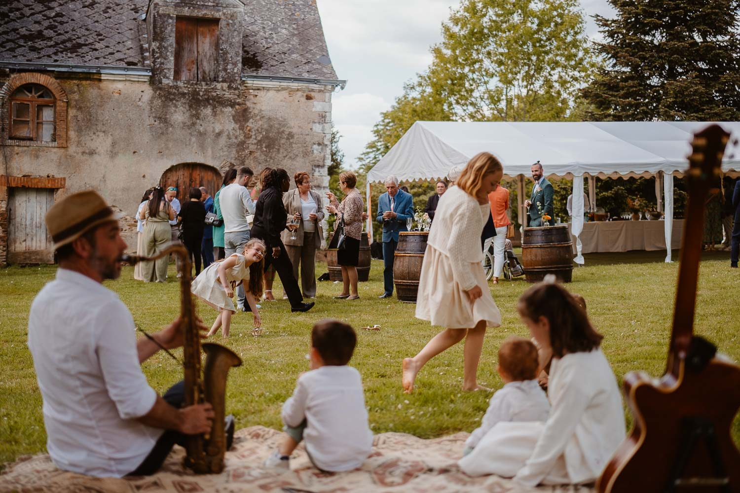 reportage photo lifestyle instants de vie cocktail mariage— Château du Coing à Saint Fiacre sur Maine
