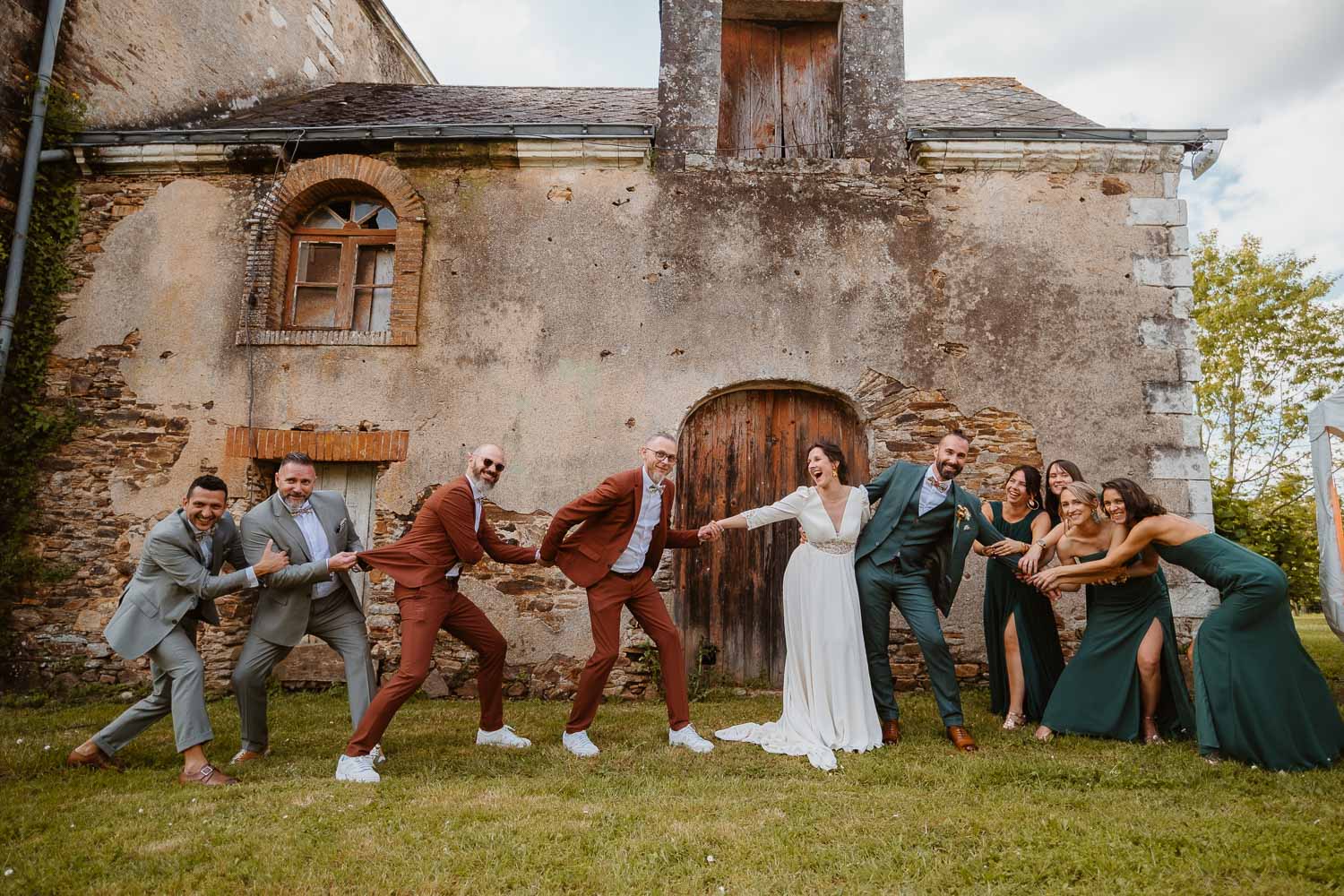 reportage photo groupe fun mariage— Château du Coing à Saint Fiacre sur Maine