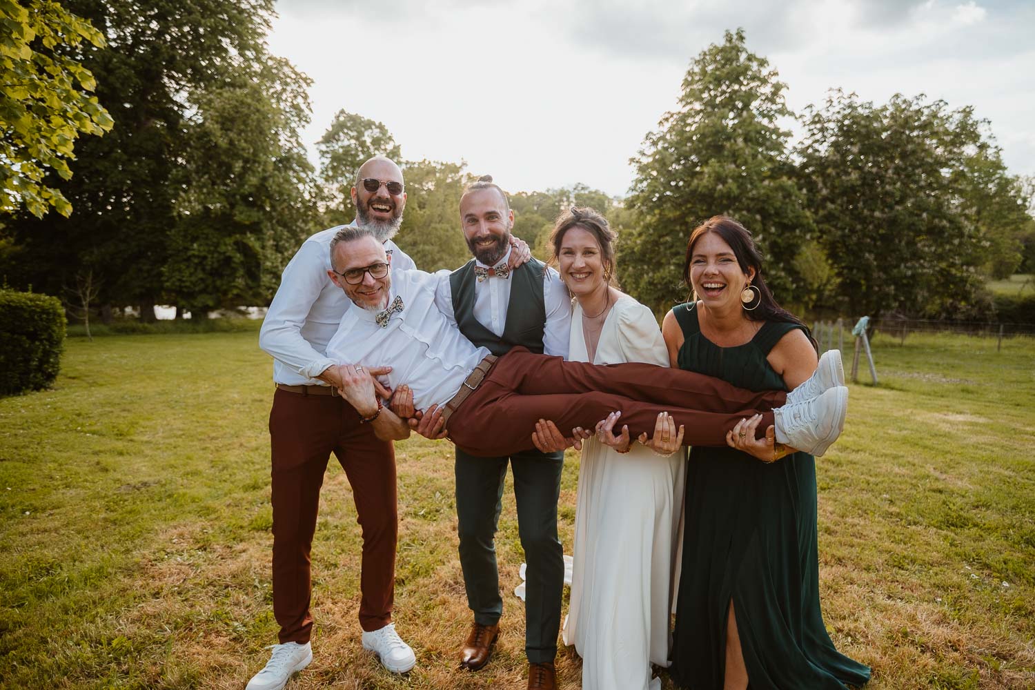 reportage photo groupe fun mariage— Château du Coing à Saint Fiacre sur Maine