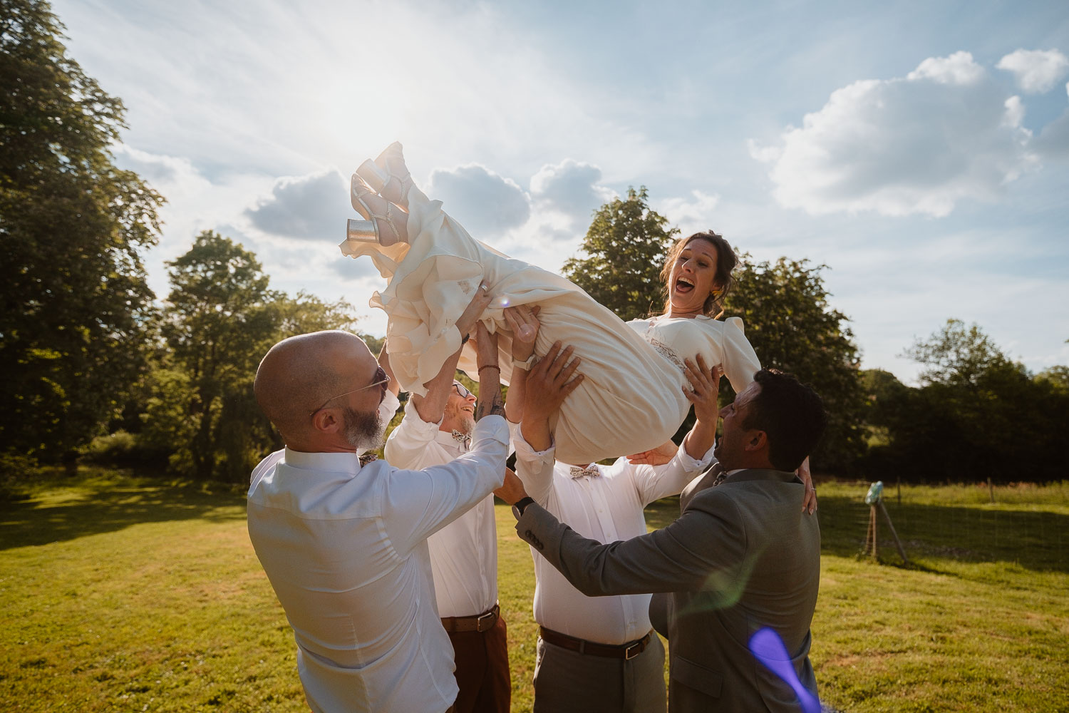 reportage photo groupe fun mariage— Château du Coing à Saint Fiacre sur Maine