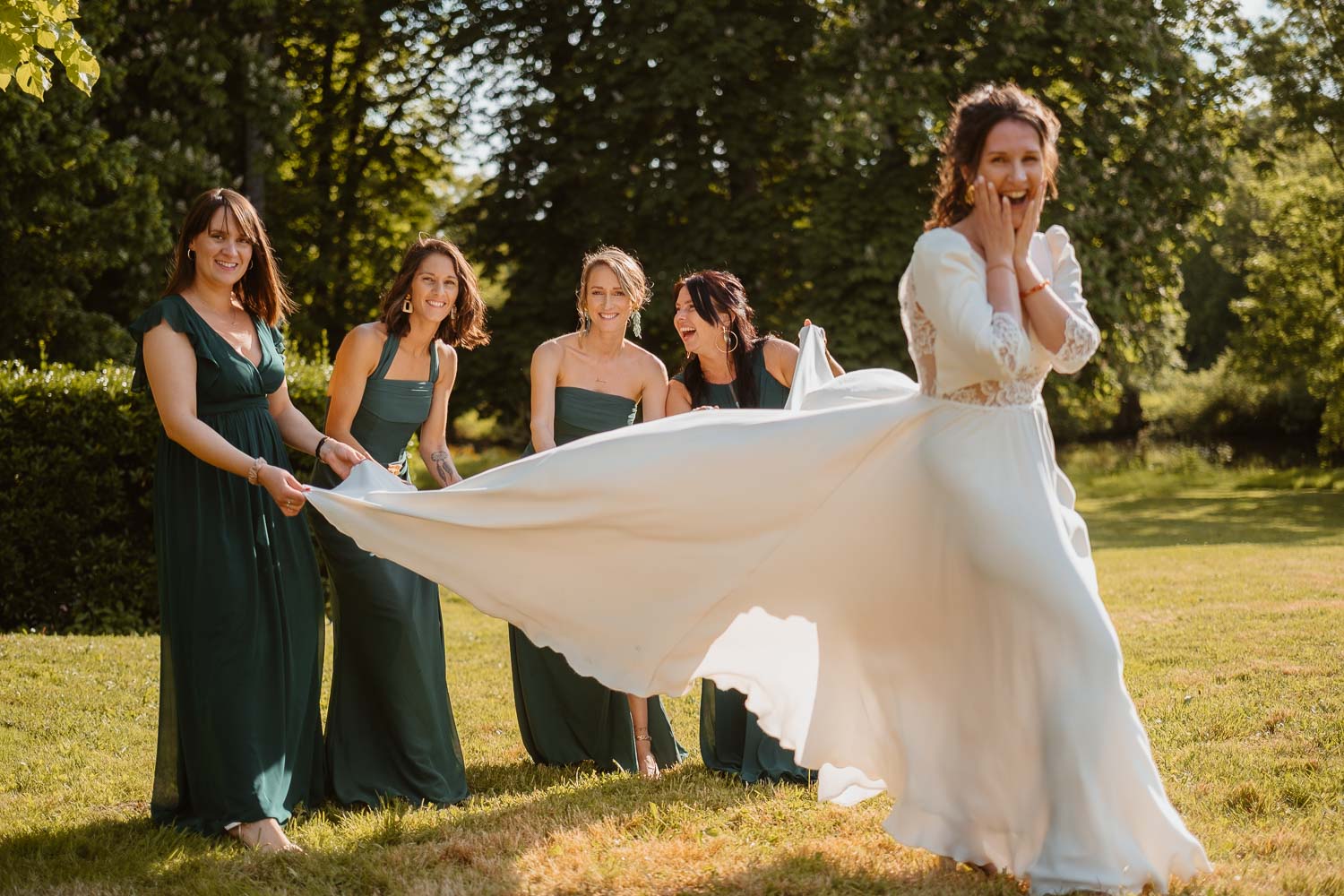 reportage photo groupe fun mariage— Château du Coing à Saint Fiacre sur Maine