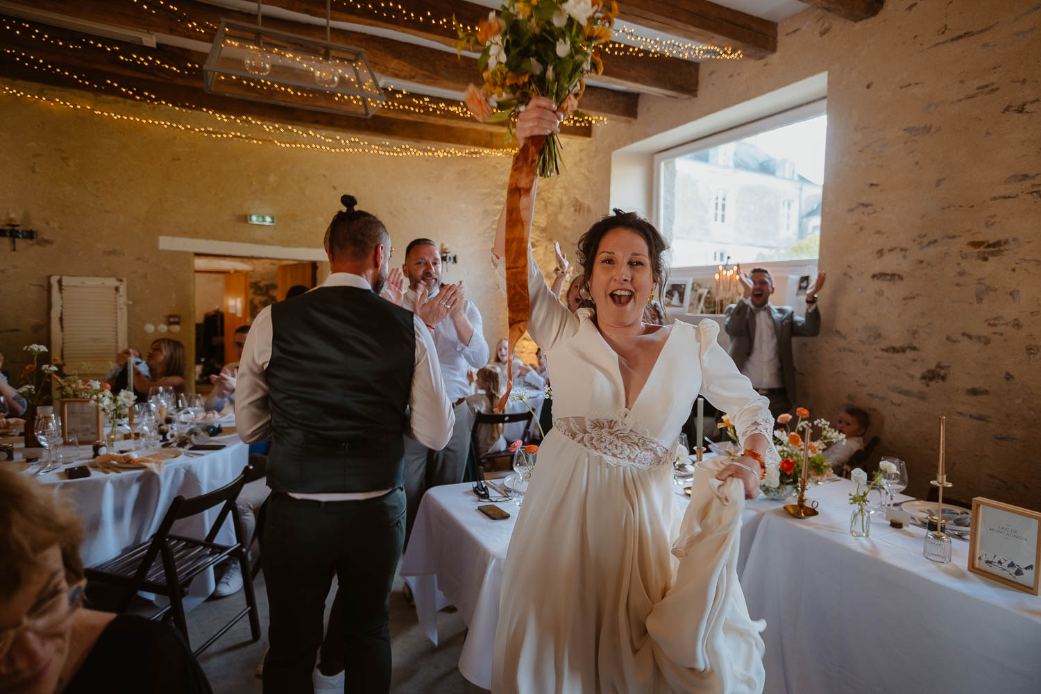 Entrée en salle mariés soirée — Château du Coing à Saint Fiacre sur Maine