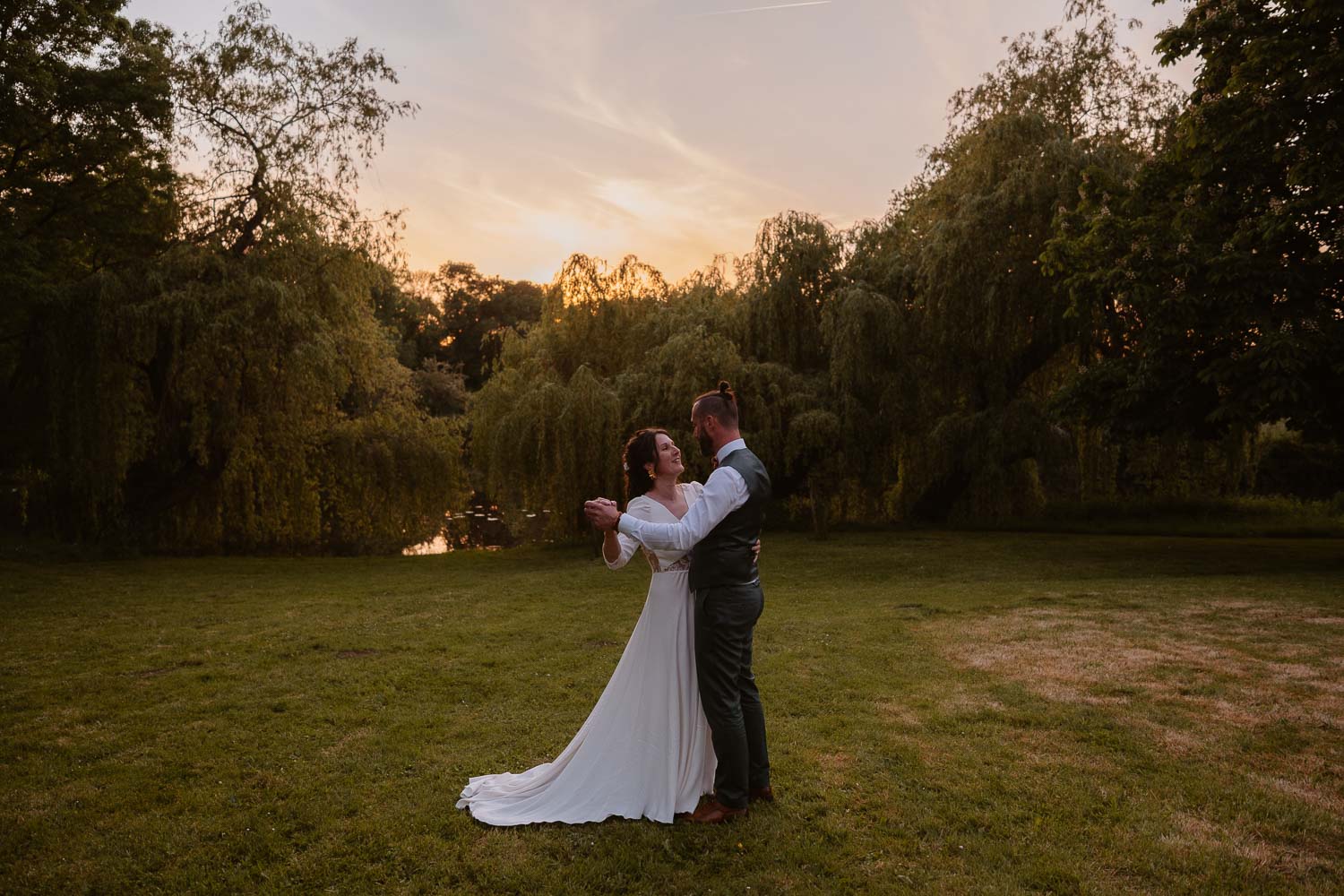 photo couple jeunes mariés lumière naturelle golden hour— Château du Coing à Saint Fiacre sur Maine